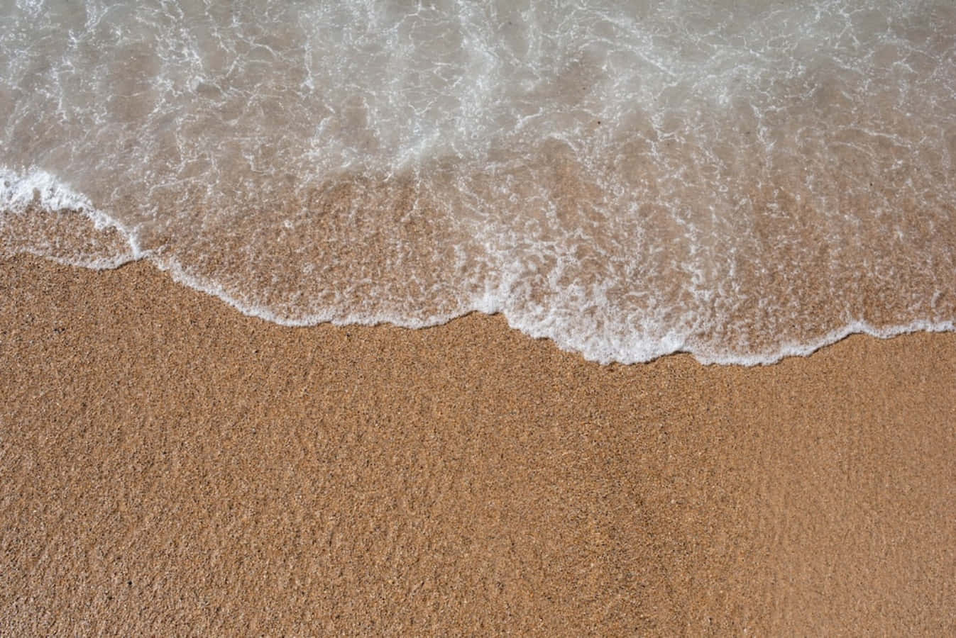 Strandsand Vågor Med Bubblor Bild