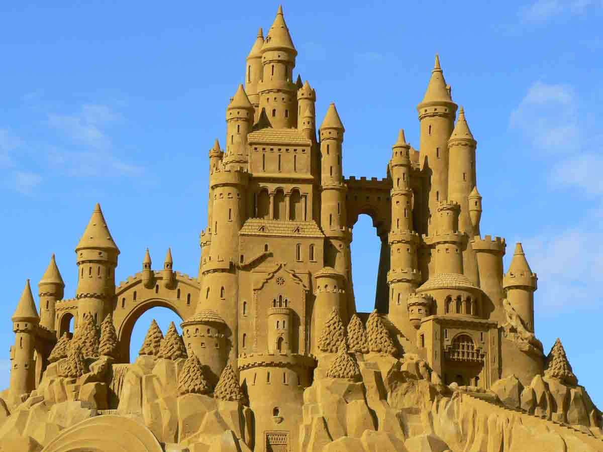 Imagemde Um Enorme Castelo De Areia Com Céu Azul.