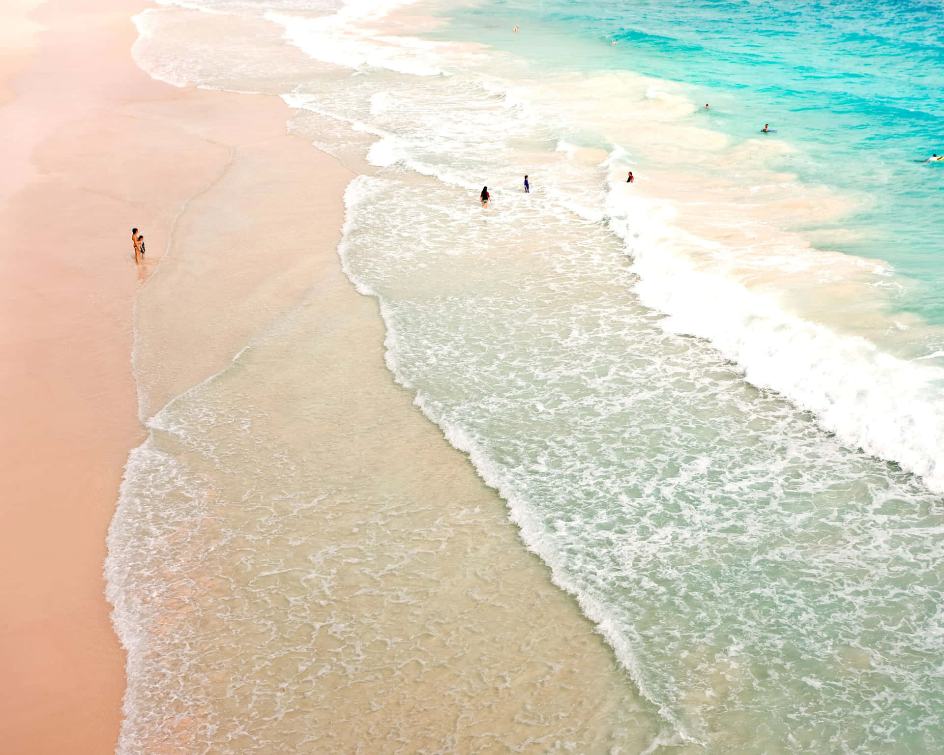 Bildvon Einem Rosa Sandstrand Mit Blauem Ozean