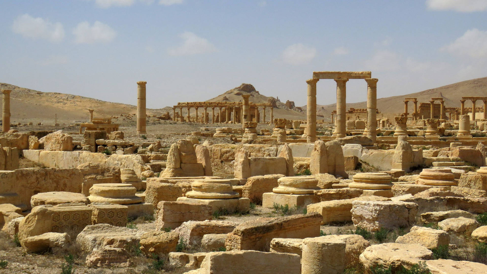 Estructurasde Piedra Arenisca En El Arco Del Triunfo De Palmyra Fondo de pantalla