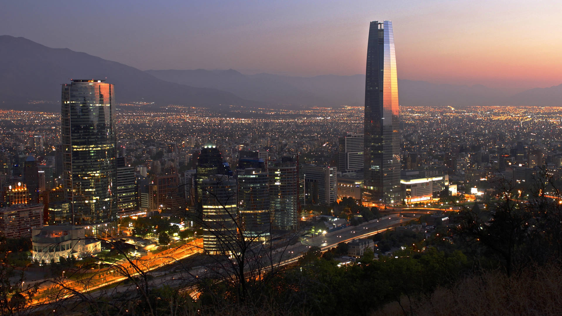 Impresionantepuesta De Sol En Santiago, Chile Con La Torre En Vista. Fondo de pantalla