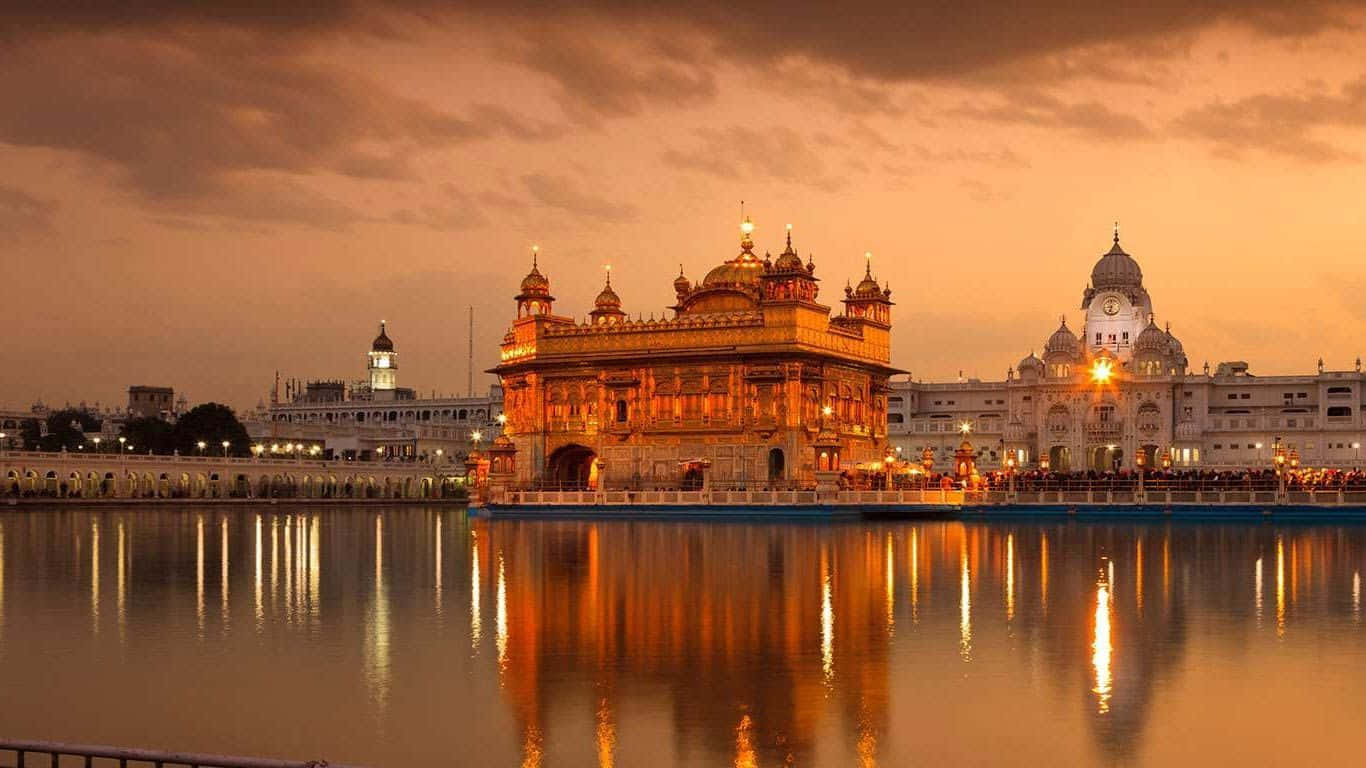 Santuariod'oro Sereno Ad Amritsar Che Si Riflette Sull'acqua Santa.