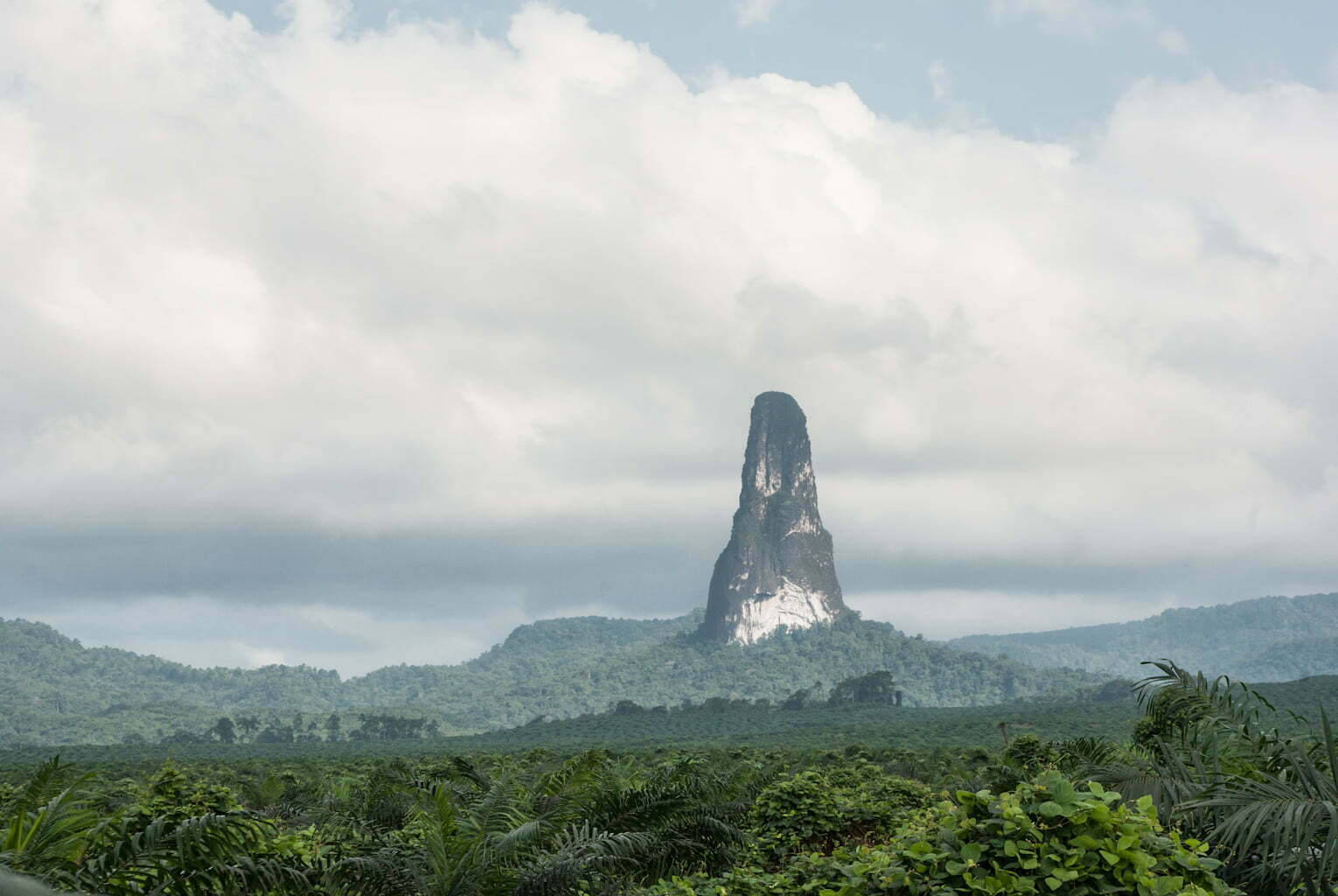 Picode La Montaña De Santo Tomé Y Príncipe Fondo de pantalla