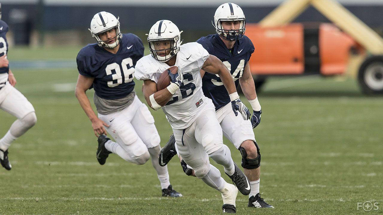 Penn State fodboldspillere løber med bolden tapet Wallpaper