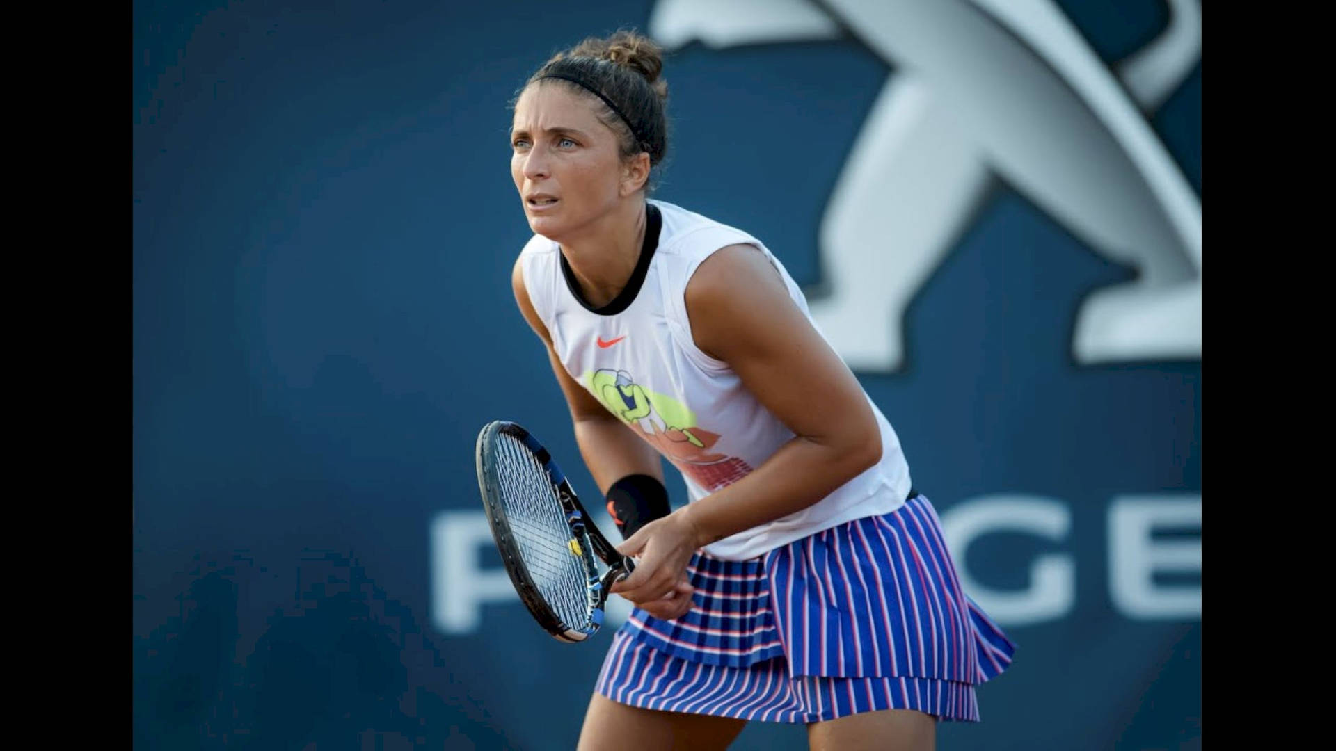 Sara Errani in Deep Concentration on the Tennis Court Wallpaper
