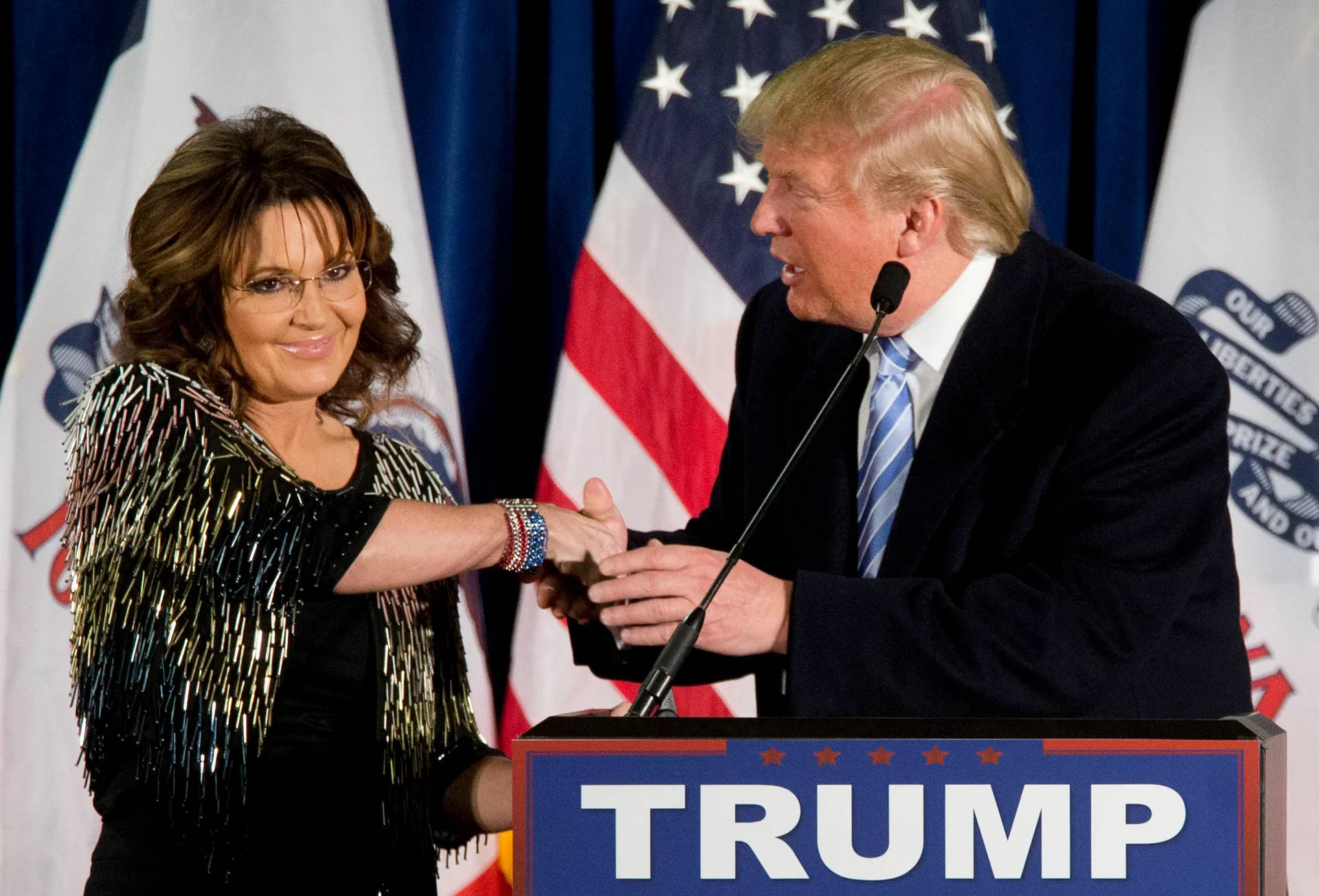 Sarah Palin der ryster hænder med Trump Wallpaper