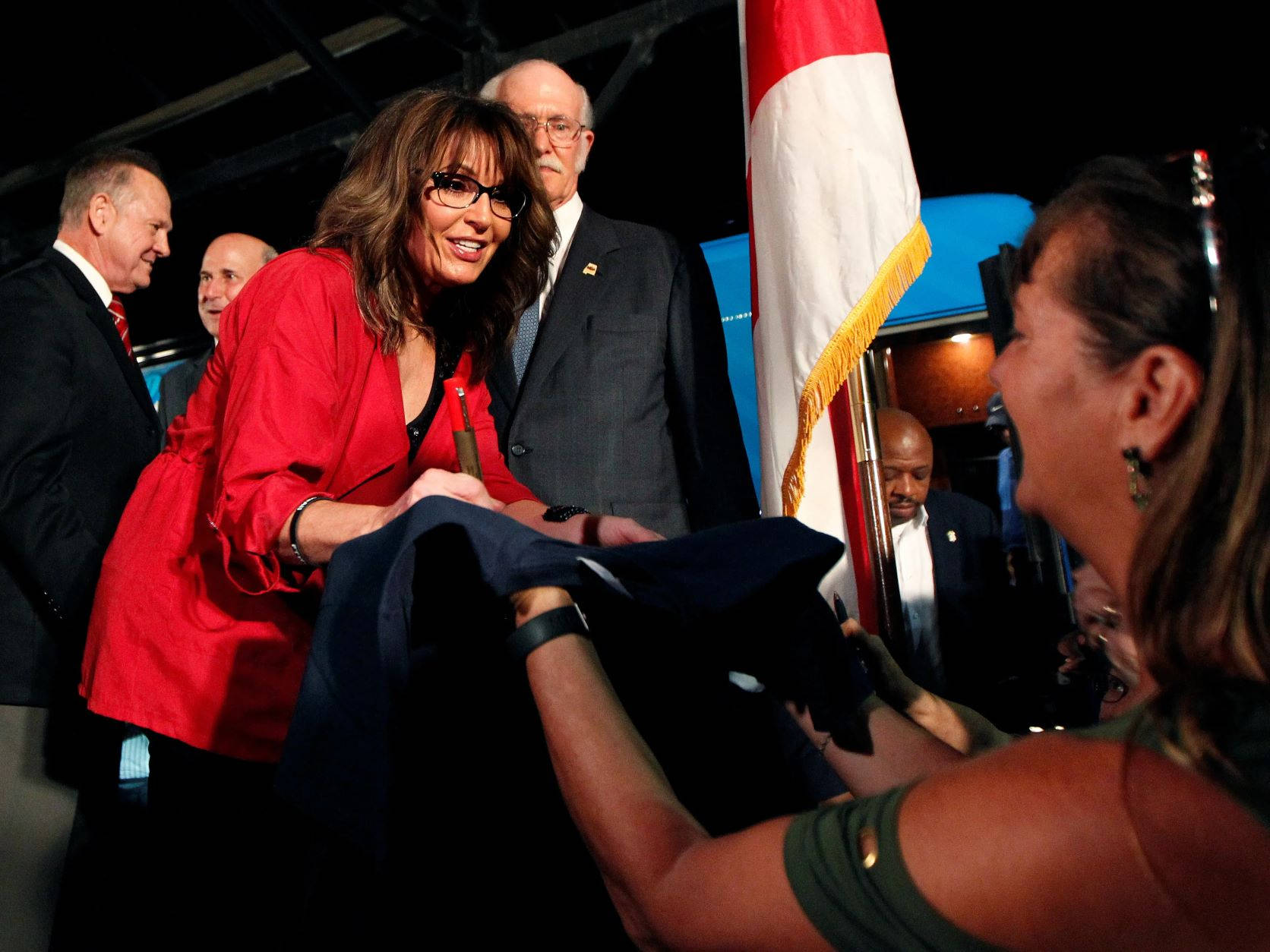 Sarah Palin Signing An Autograph Wallpaper
