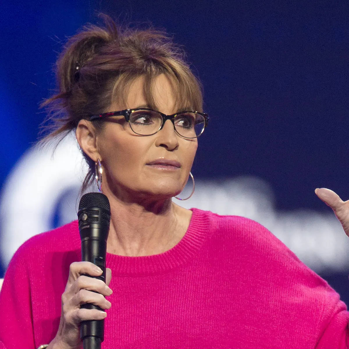 Sarah Palin Bærer Et Rosenfarvet Sweater Tapet Wallpaper