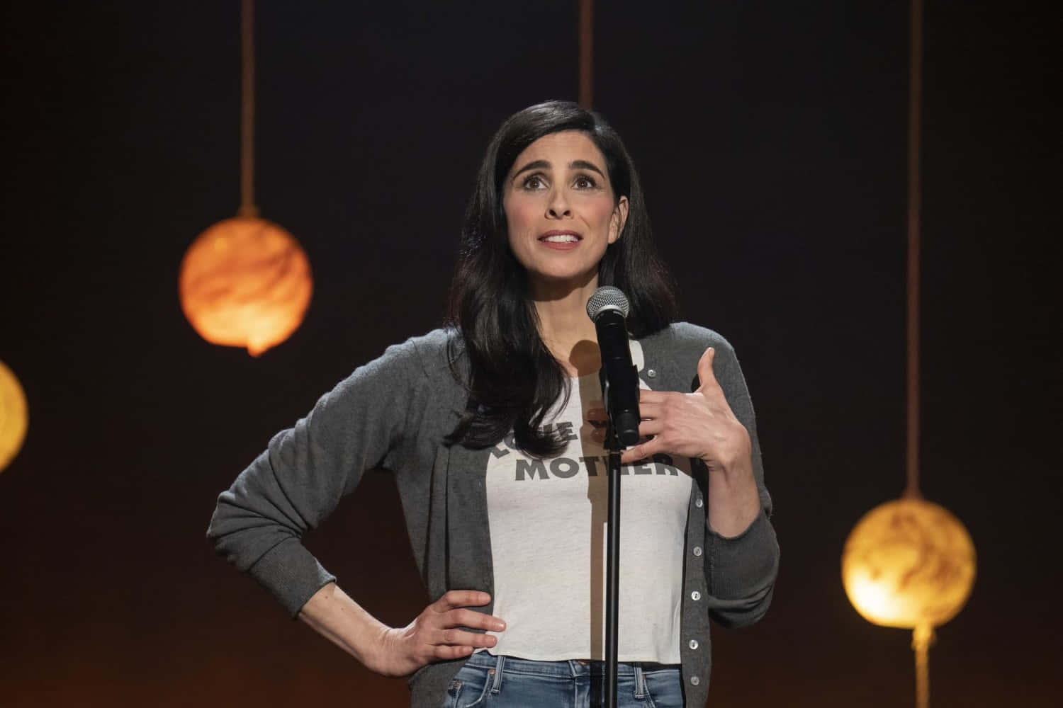 Sarahsilverman En Una Pose Casual Fondo de pantalla