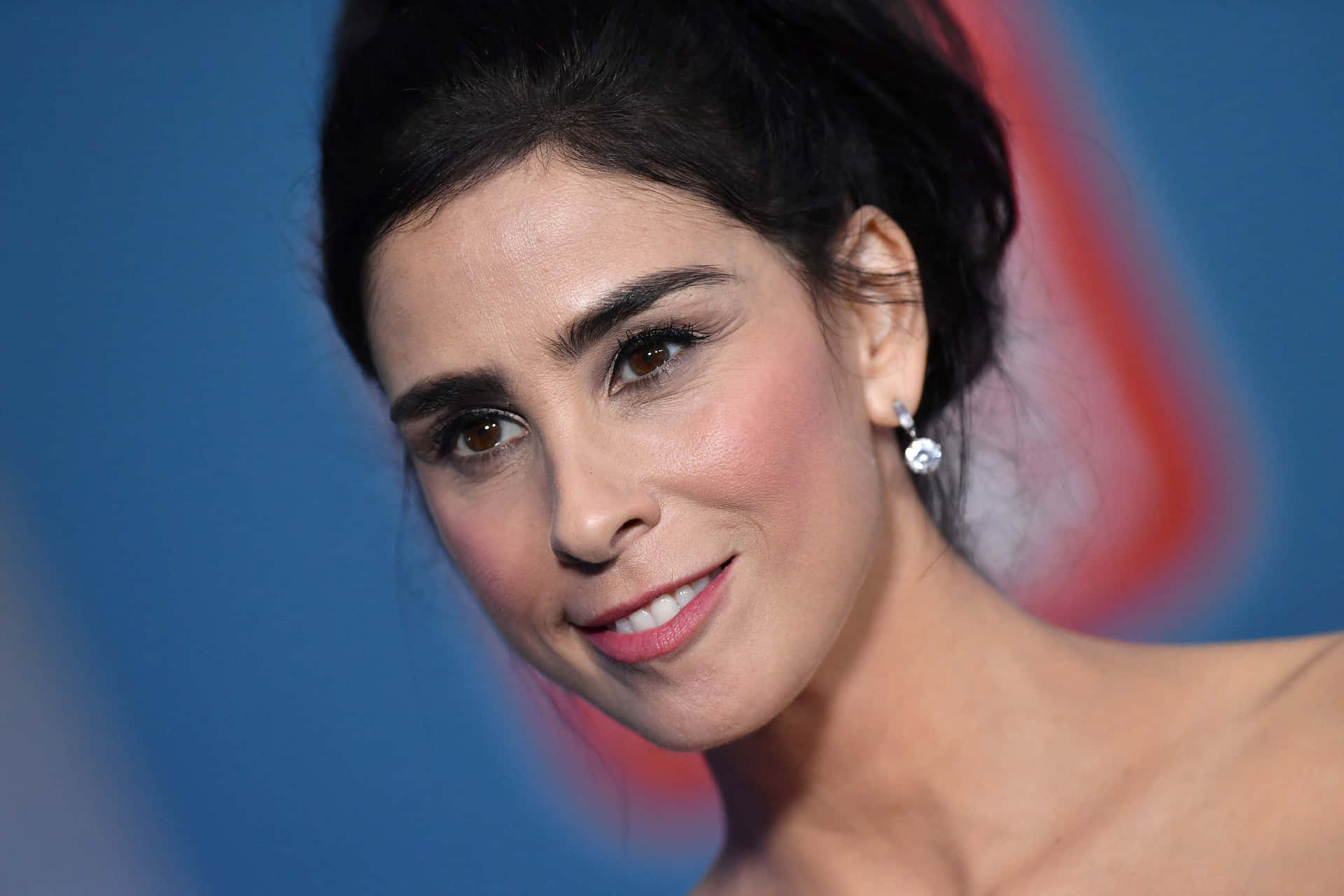 Sarah Silverman Neemt Een Speelse Pose Aan Achtergrond