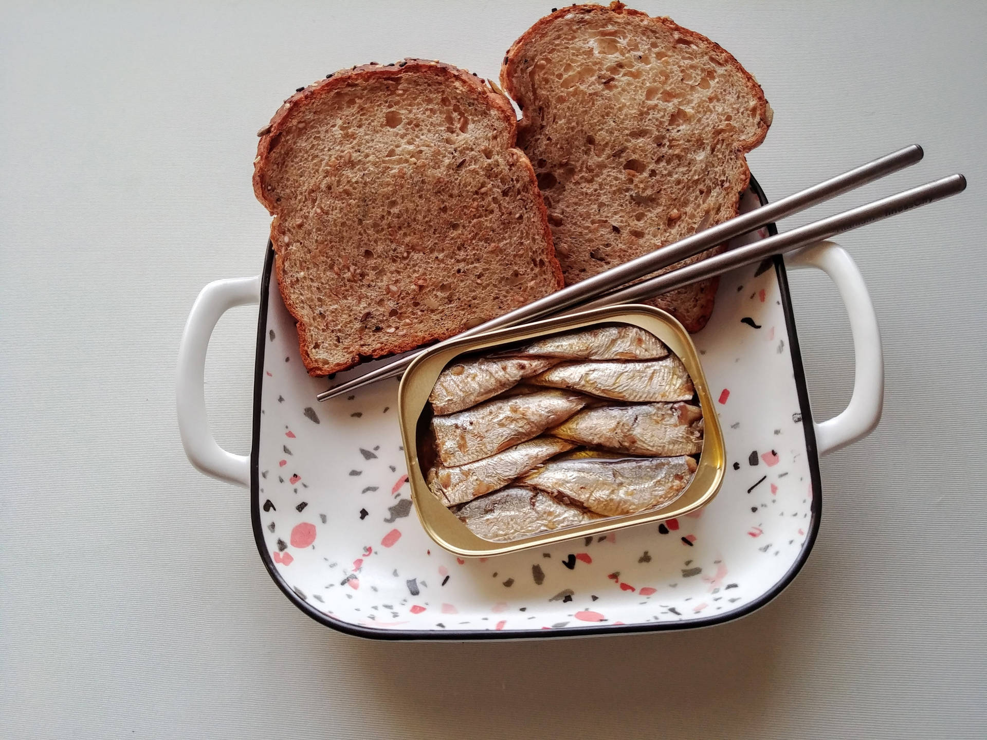 Sardiner matchet med to stykker brød. Wallpaper