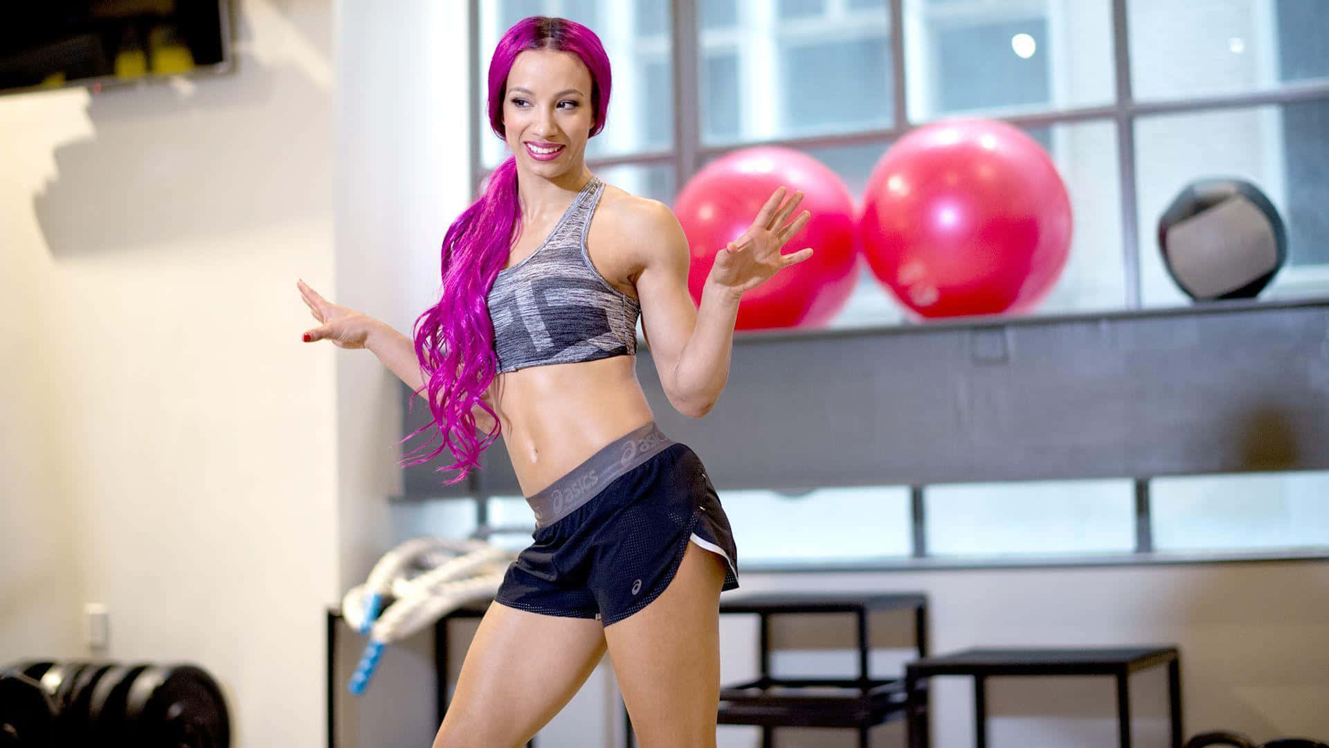 En kvinde med lilla hår står i et fitnesscenter Wallpaper