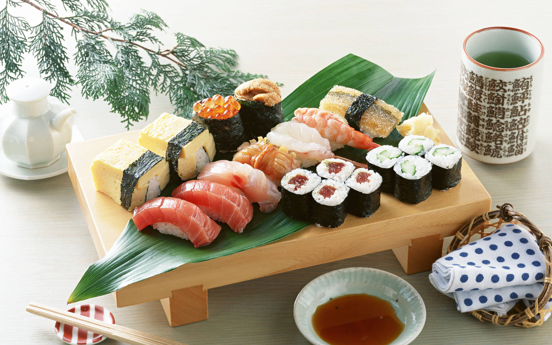 Sashimi og sushi på en lille træbord Wallpaper