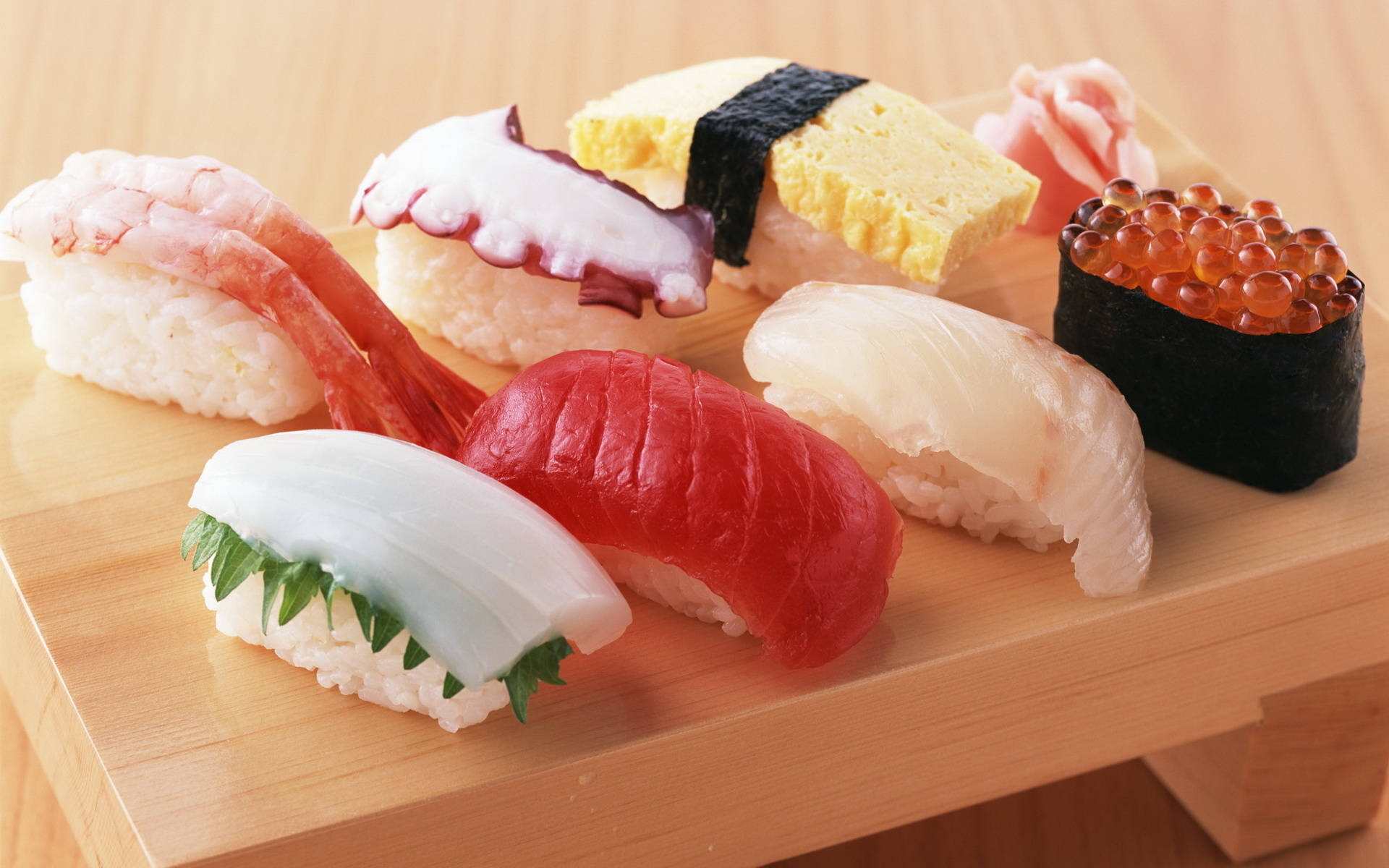 Sashimi og sushi på serveringsbræt Wallpaper