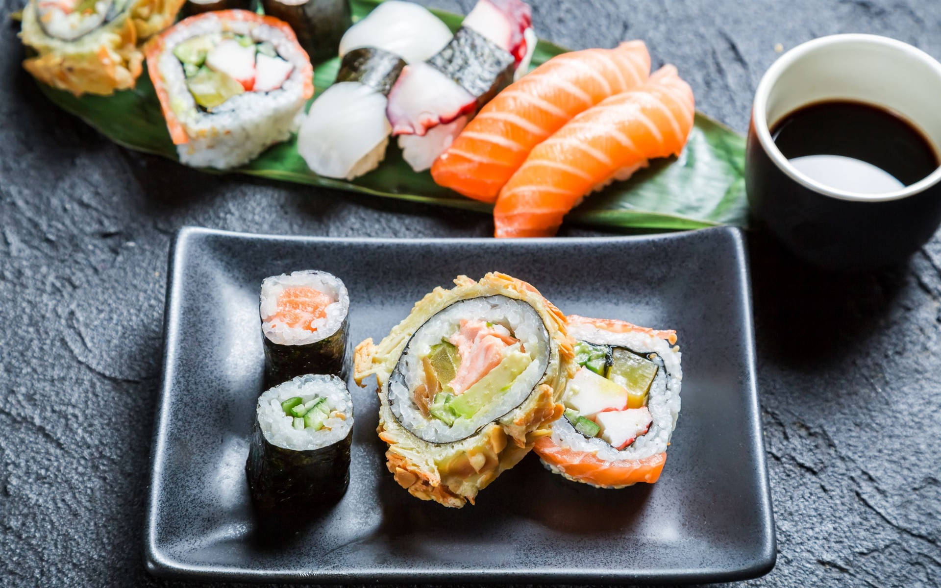 Piattidi Sashimi E Sushi Sfondo