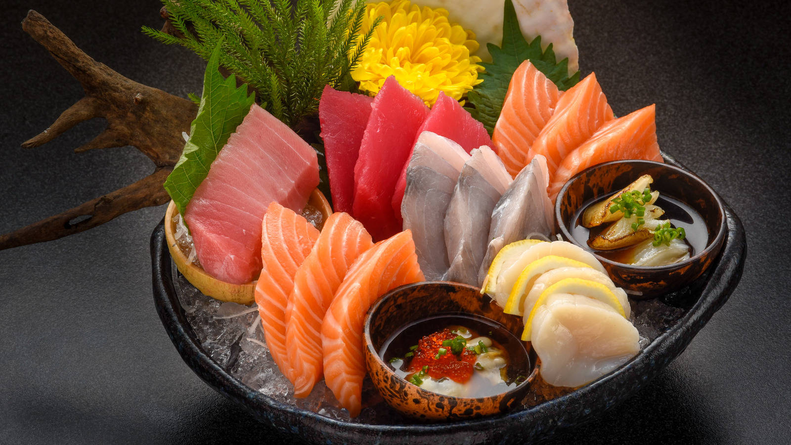 Tapet med servering af rå fisk sashimi Wallpaper
