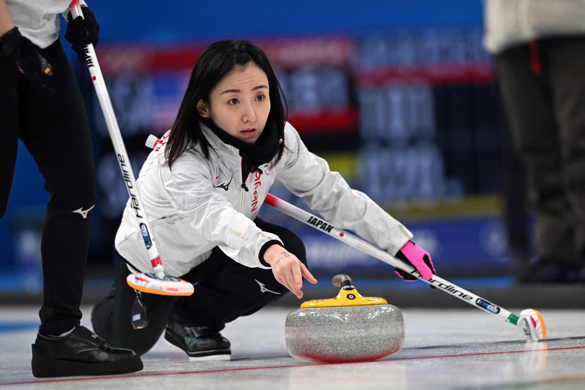 Satsuki Fujisawa Japansk Curling Hold-tapet Wallpaper