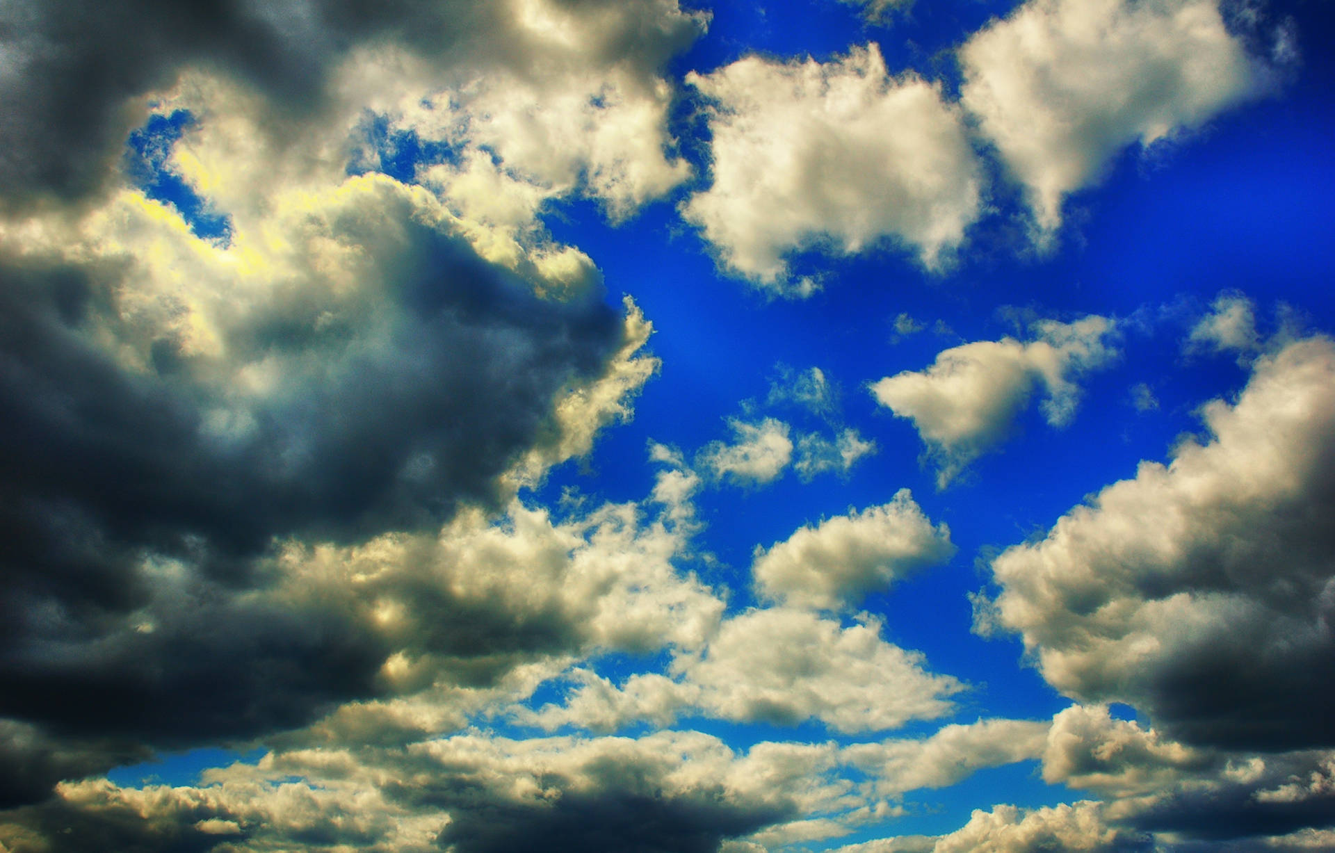 Nubesy Cielo Saturados En Alta Definición. Fondo de pantalla