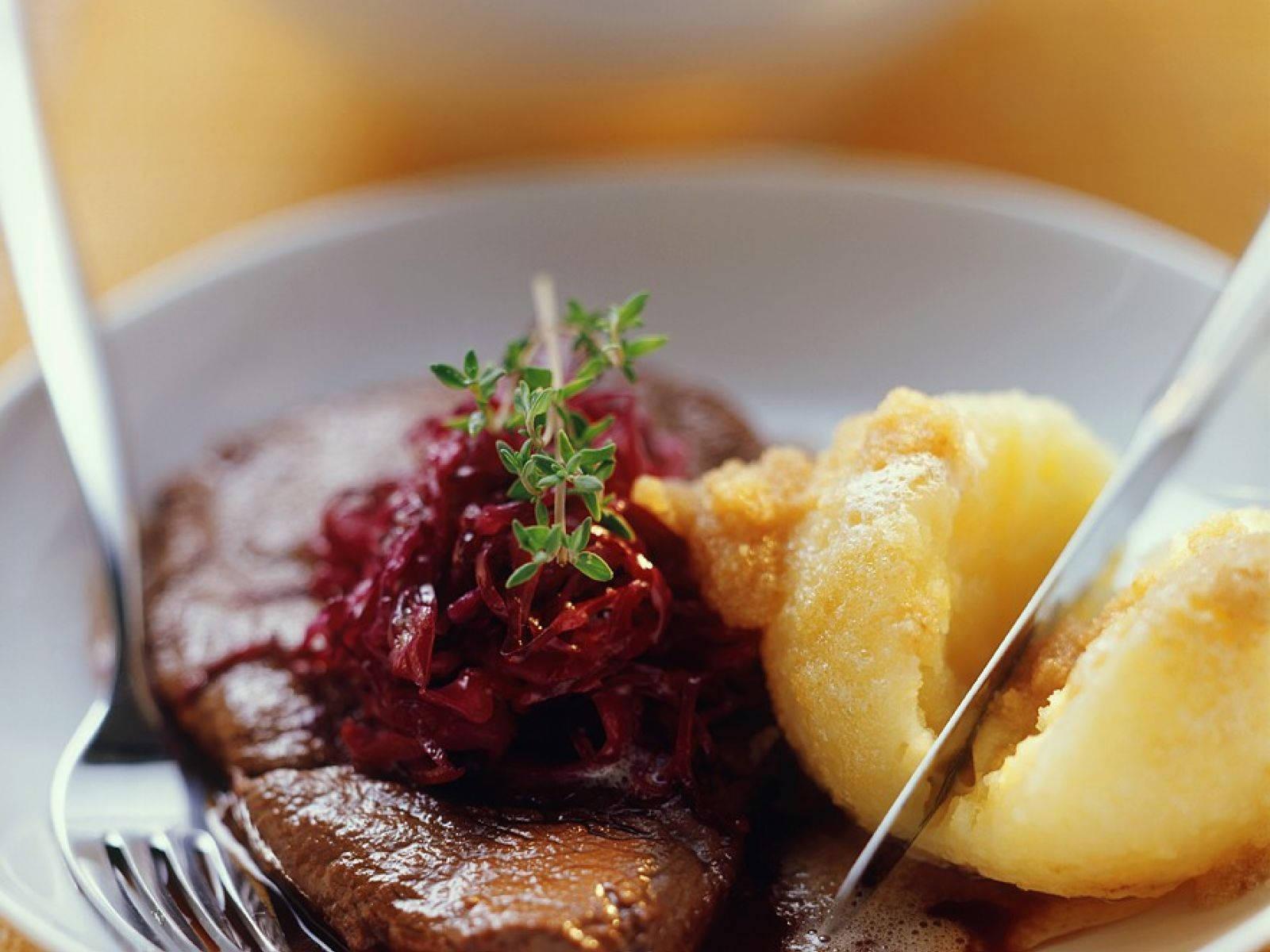Server en sauerbratenret med rødkål og kartoffelmoser. Wallpaper