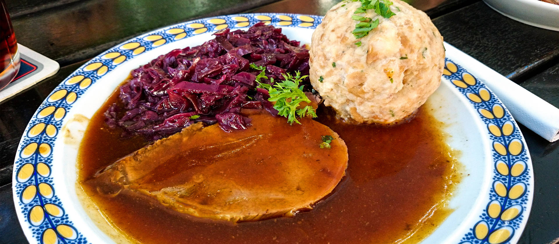 Sauerbraten,piatto Tradizionale Tedesco Immerso Nel Sugo. Sfondo