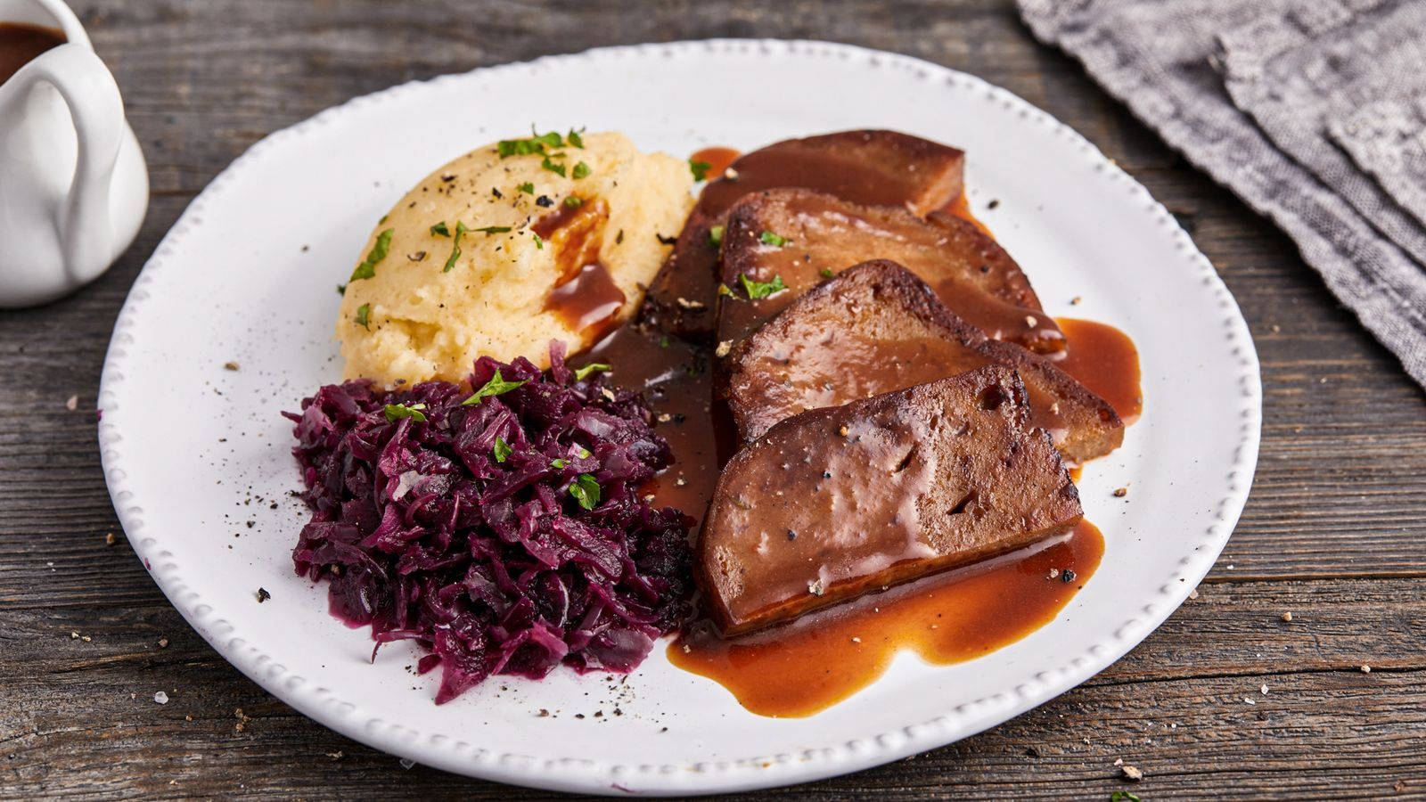 Passe som en indfødt dansk taler. Sauerbraten traditionel tysk måltid i brun sauce klædning tapet. Wallpaper