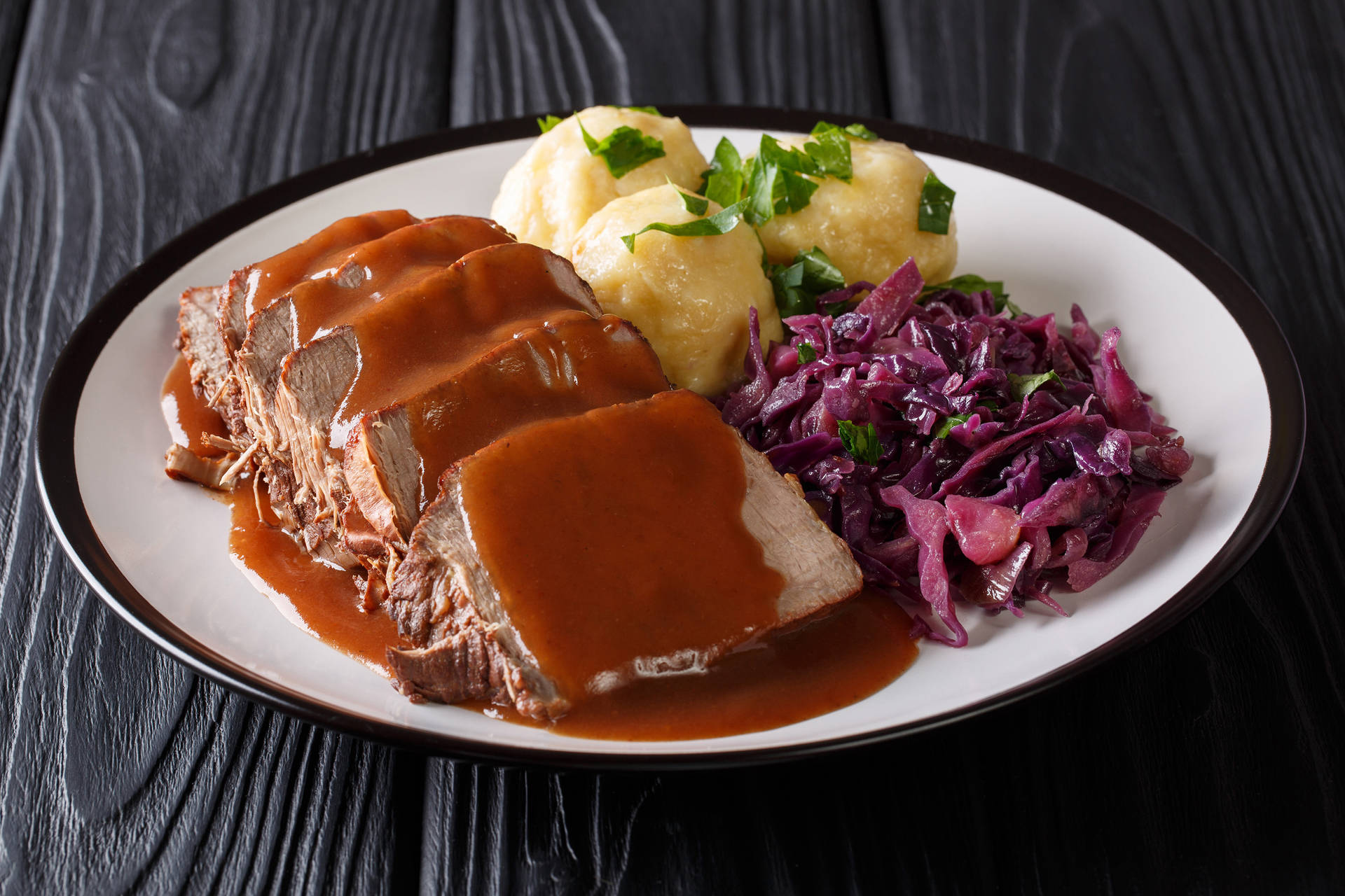Sauerbraten,plato Tradicional Alemán De Carne Asada Con Salsa Marrón. Fondo de pantalla