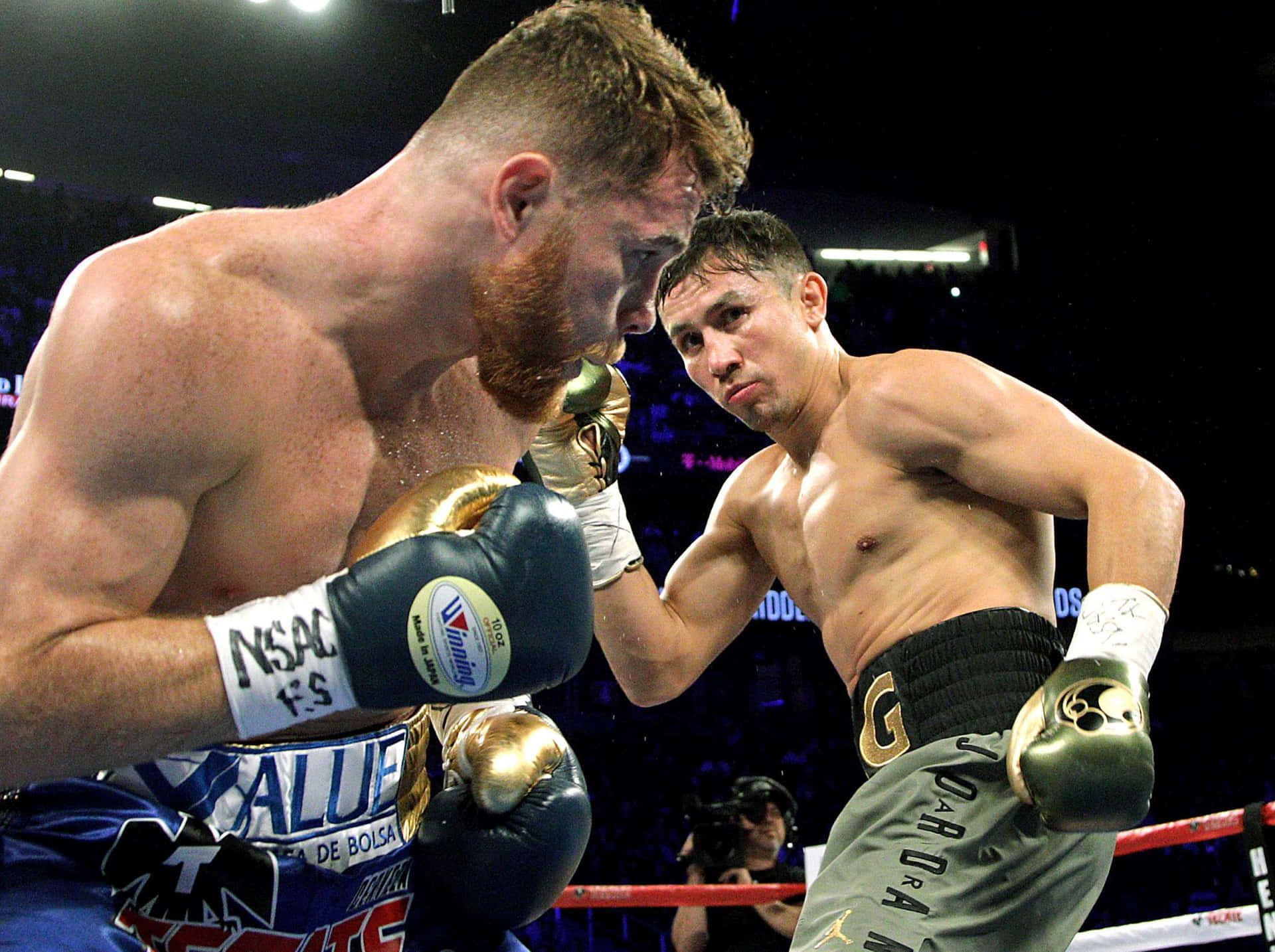 Saul "canelo" Alvarez In Defensive Boxing Stance Wallpaper