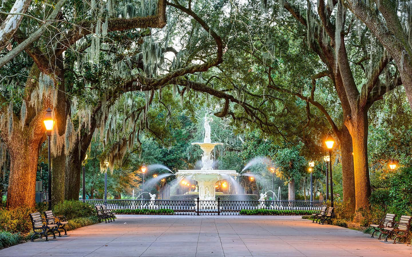 Elsol Se Pone Sobre Una De Las Históricas Plazas De Savannah.