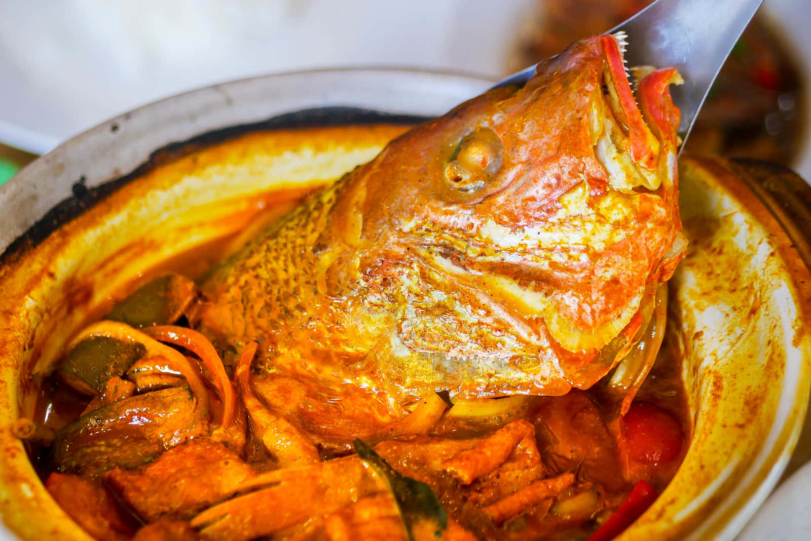 Primopiano Del Delizioso Piatto Di Curry Di Testa Di Pesce Saporito Sfondo