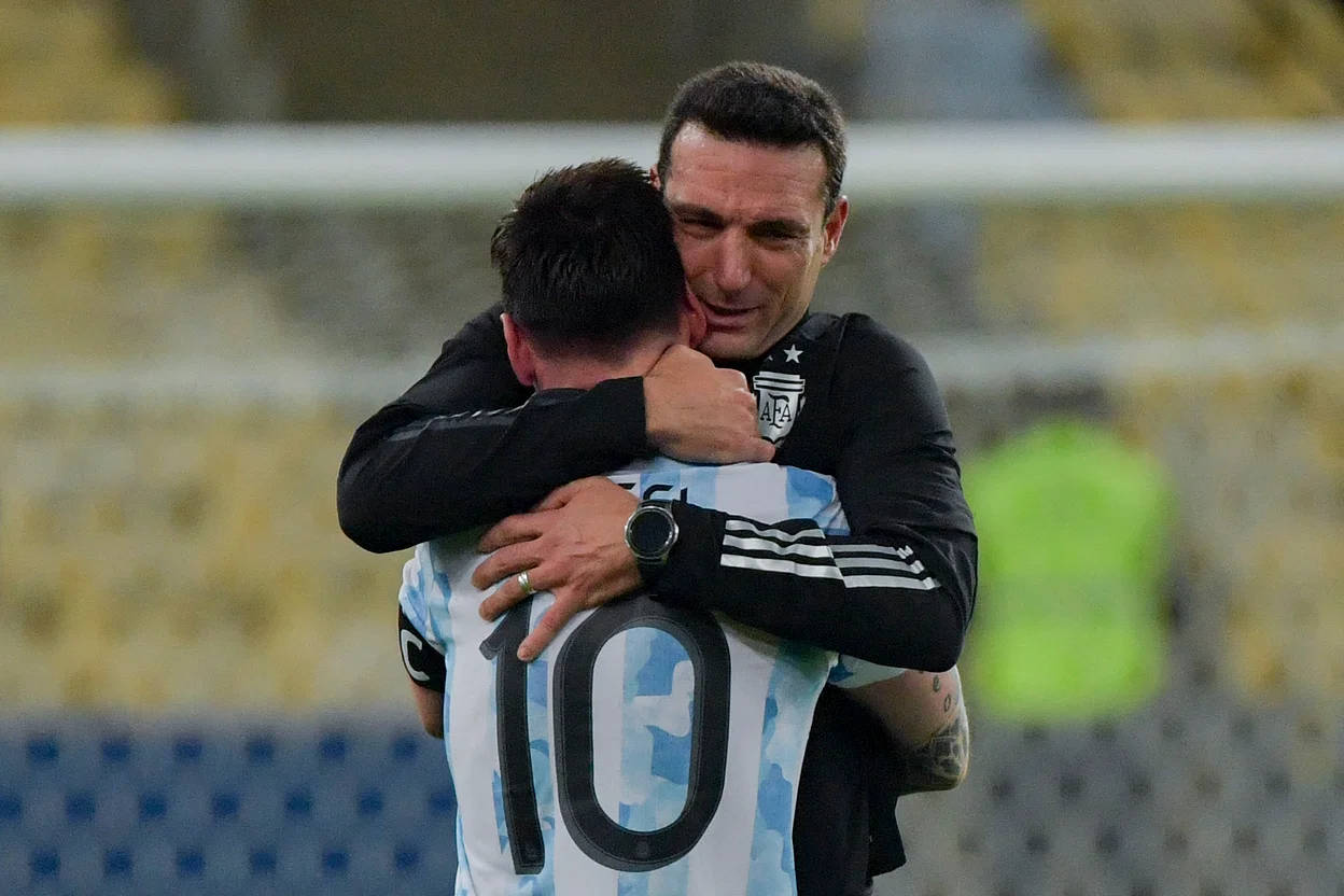 Scaloni Hugging Messi 2021 Wallpaper