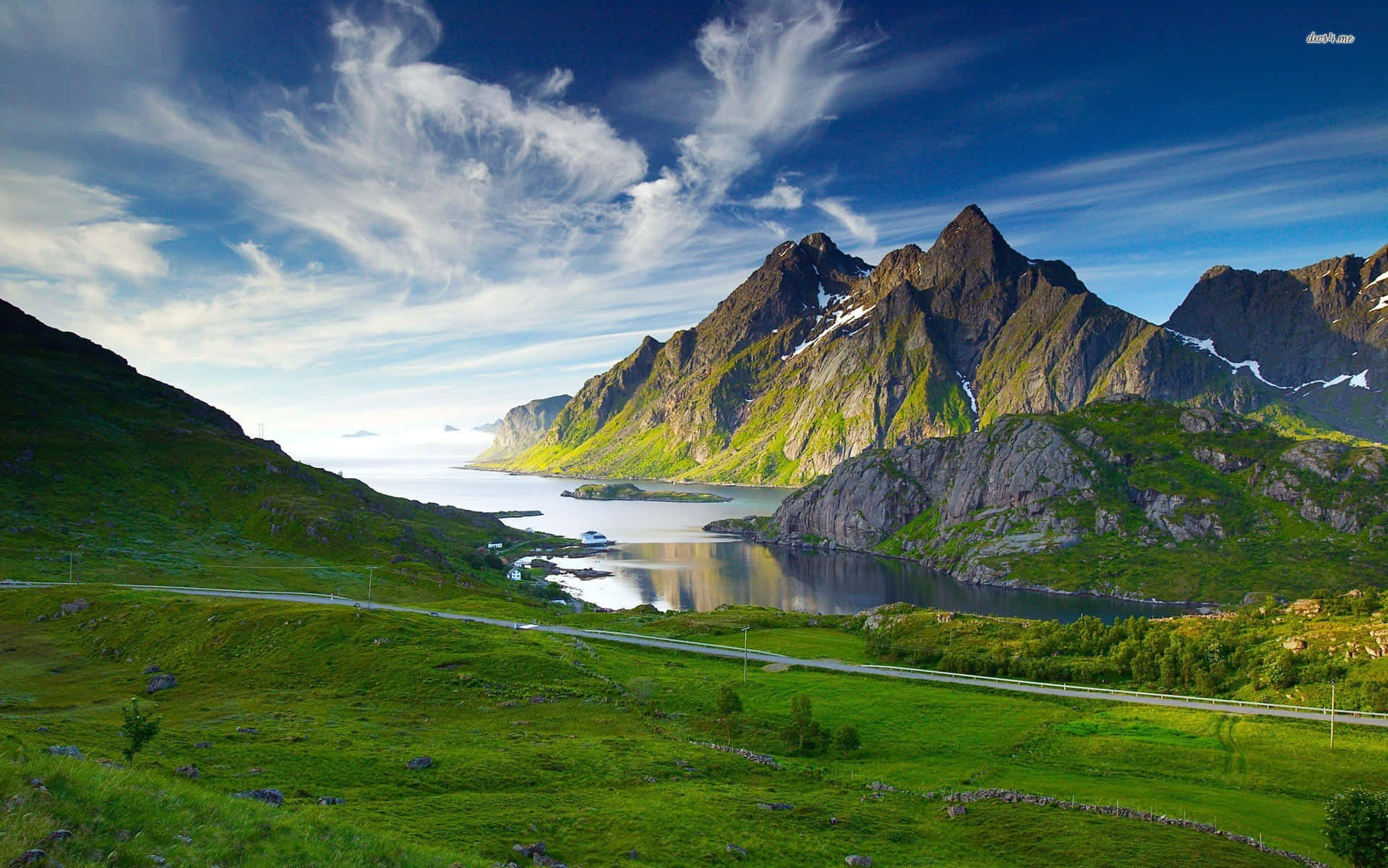 Paesaggiomontuoso Scandinavo Con Fiordo Roccioso Sfondo