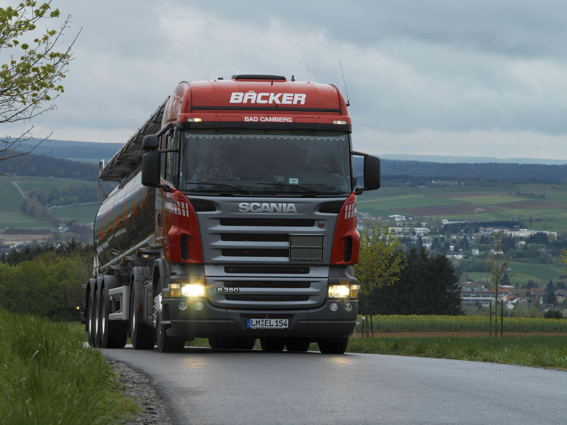 Scania P380 Tankwagen Op Plattelandsweg Achtergrond