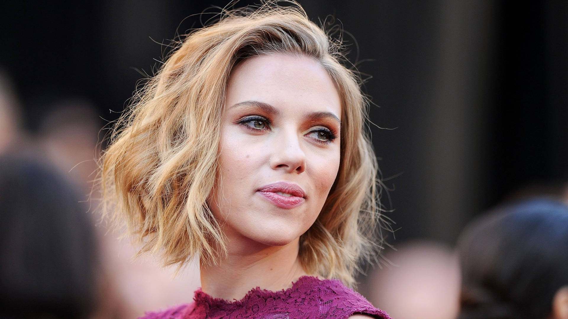 Tapetför Dator Eller Mobil: Scarlett Johansson I Lila Klänning Hollywood-skådespelerska Hd. Wallpaper