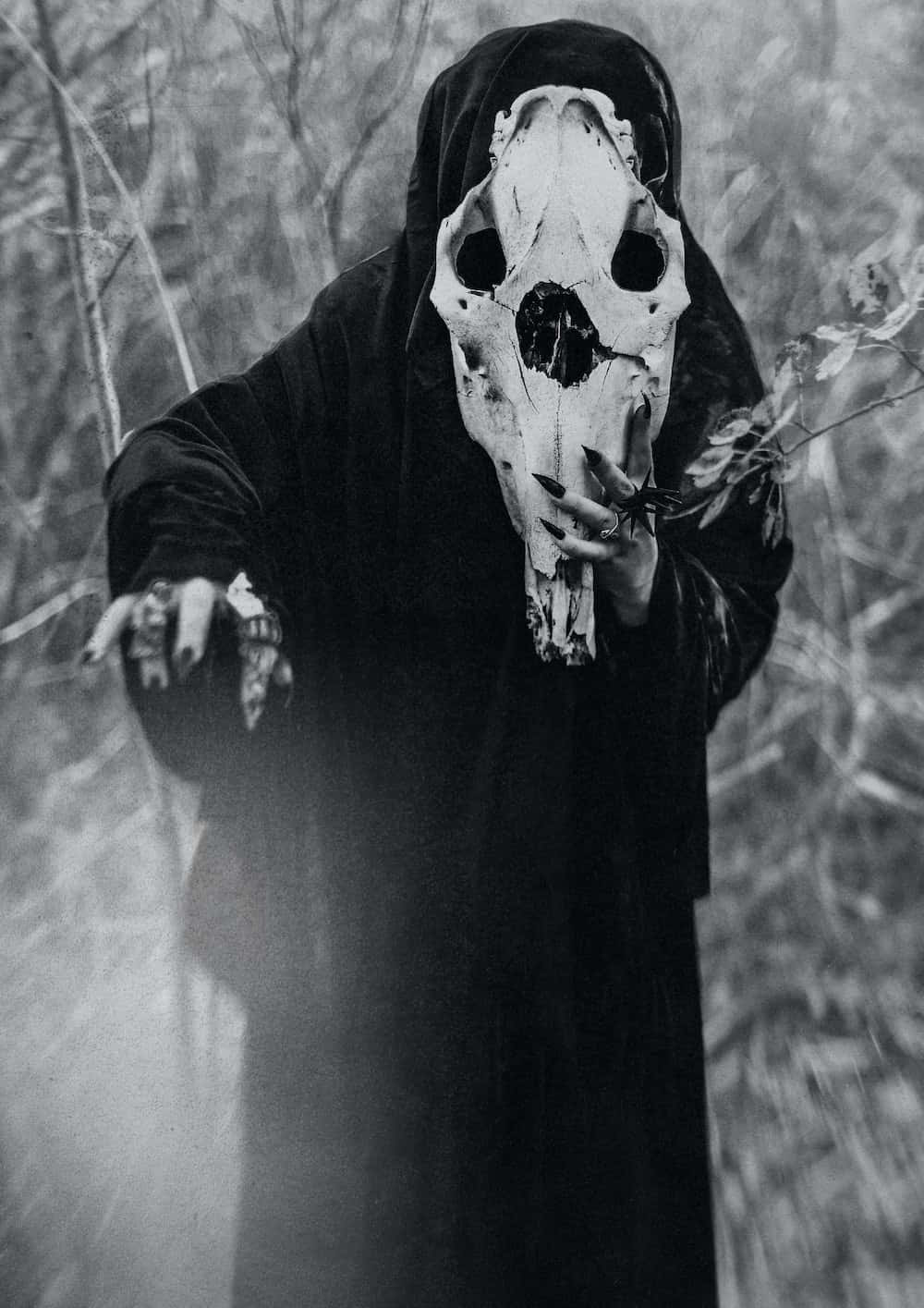 Et sort og hvidt foto af en person i en maske.