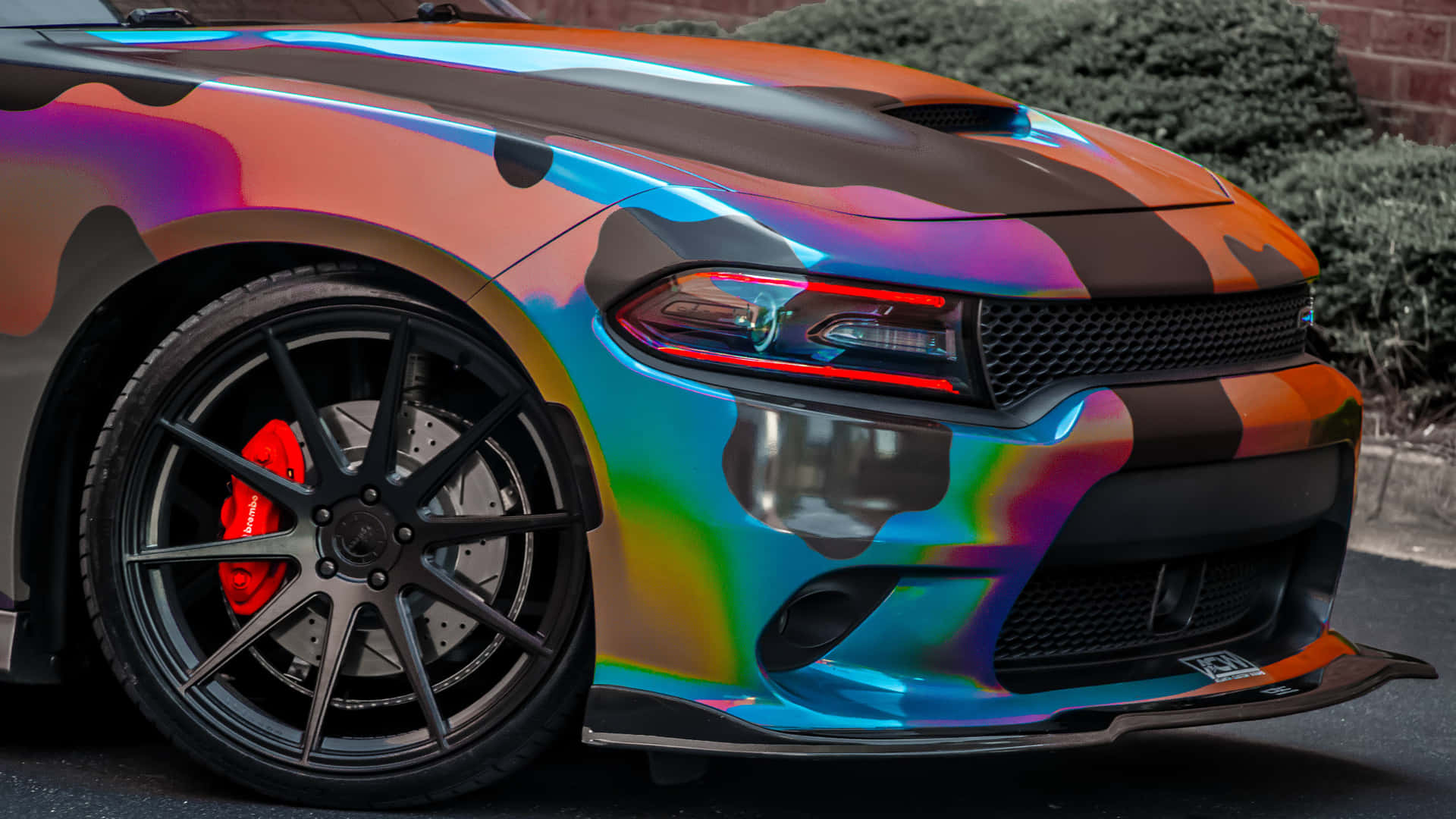 En farverig bil med et regnbuefarvet maling job Wallpaper
