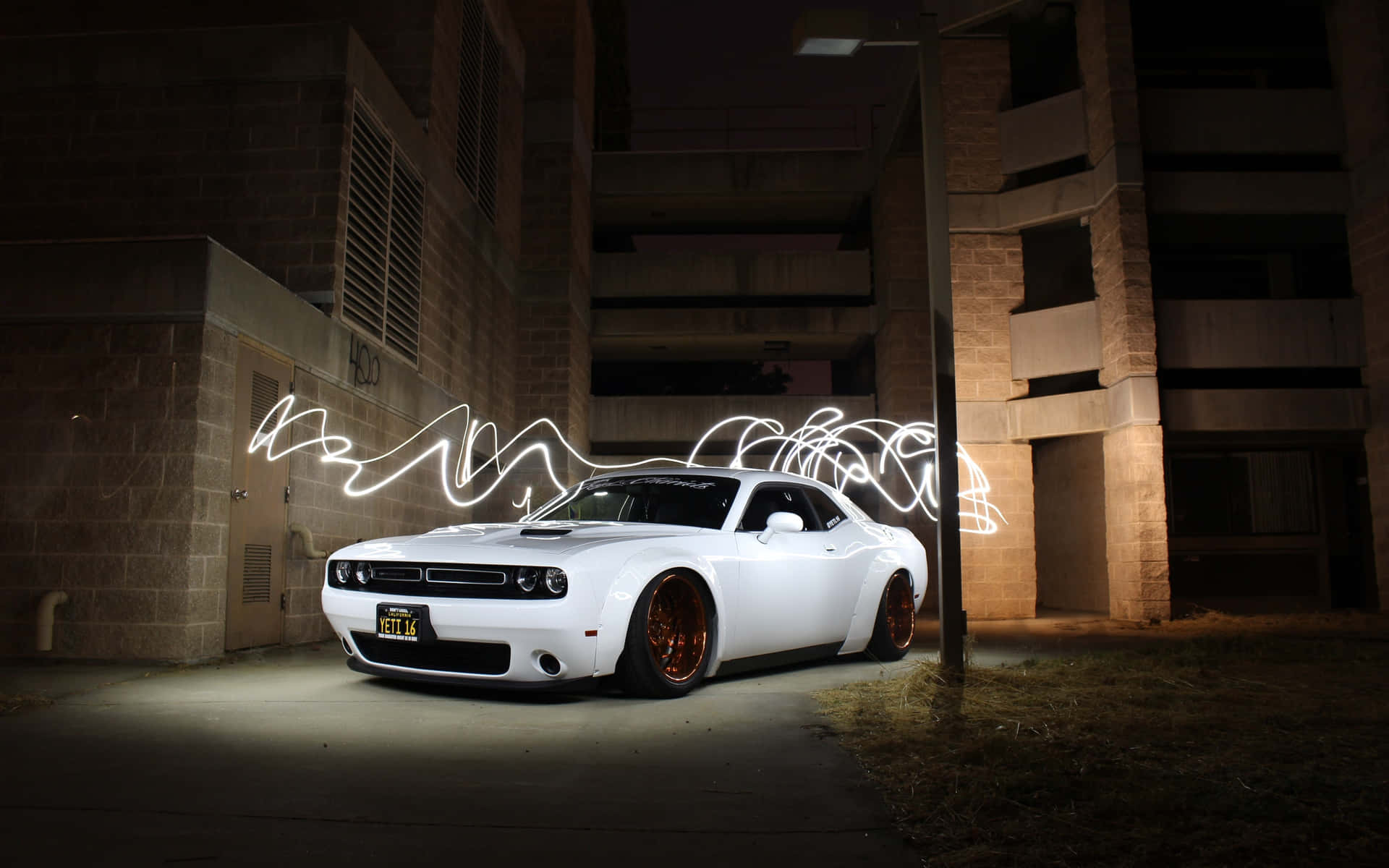 En hvid bil med et lys på det mod et mørkt baggrund Wallpaper