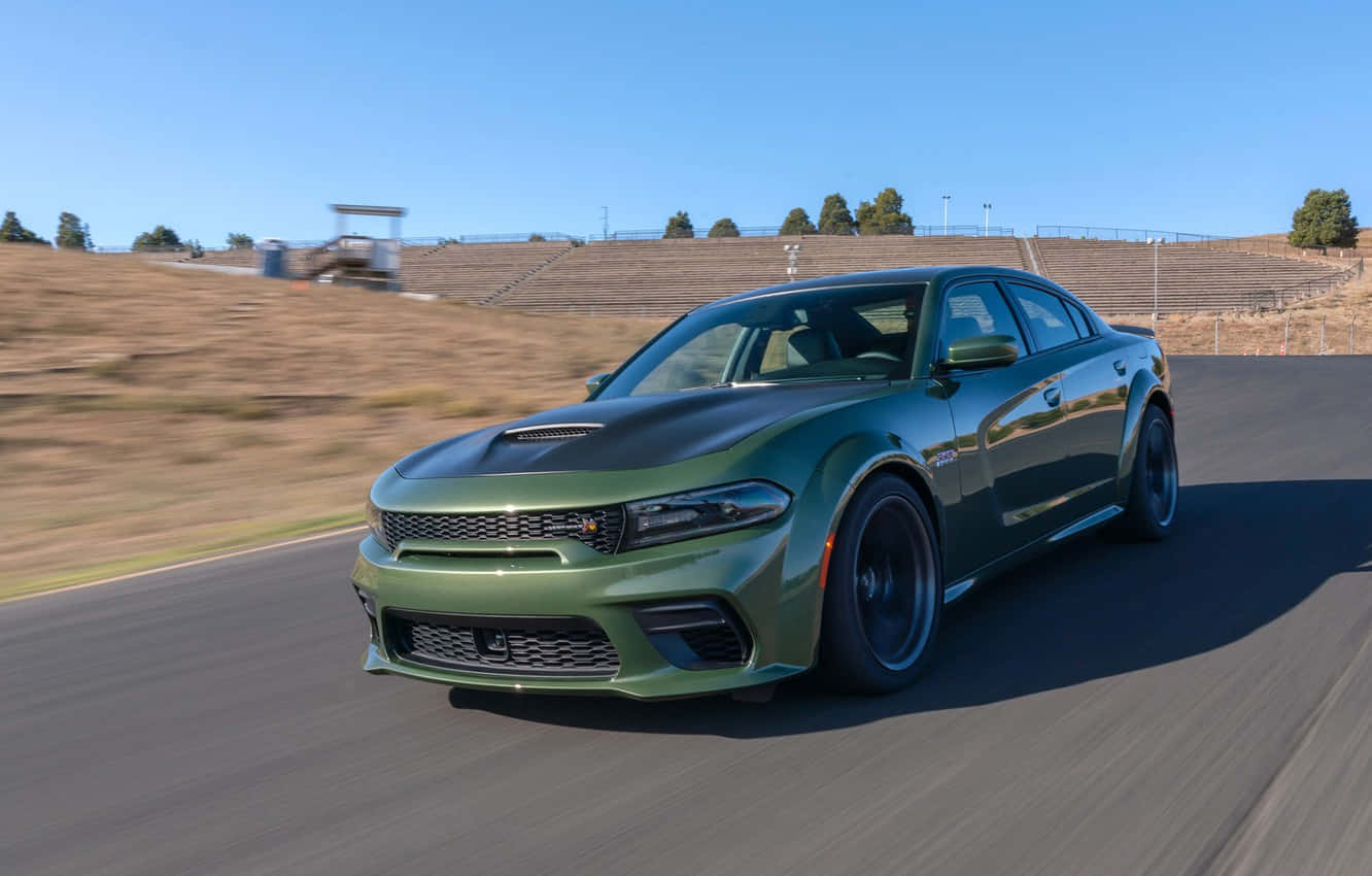 Den grønne 2019 Dodge Charger SRT kører på en racerbane. Wallpaper