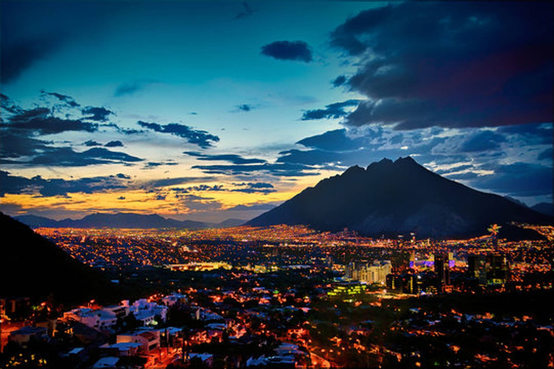 Sceneri af Monterrey under måneskin Wallpaper