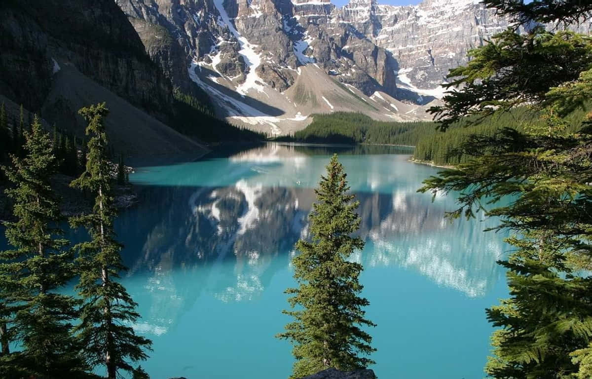 Scenisk skrivebordsmoraine sø i Canada tapet Wallpaper