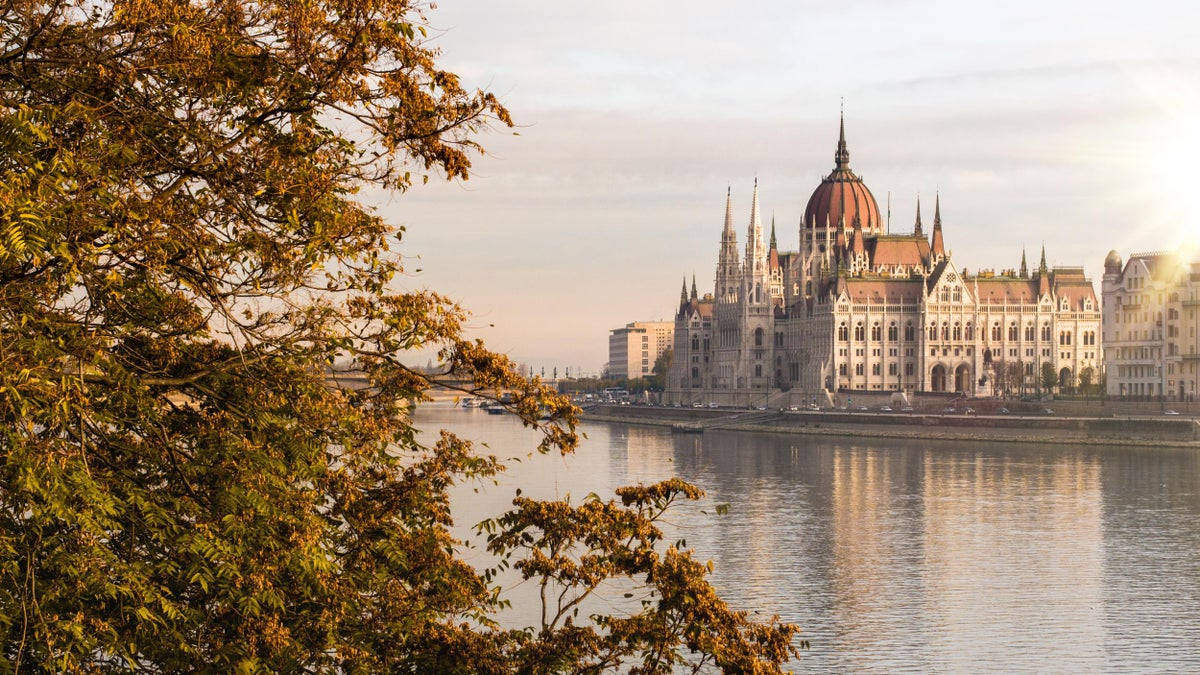 Unavista Del Edificio Del Parlamento Húngaro Y El Río Fondo de pantalla
