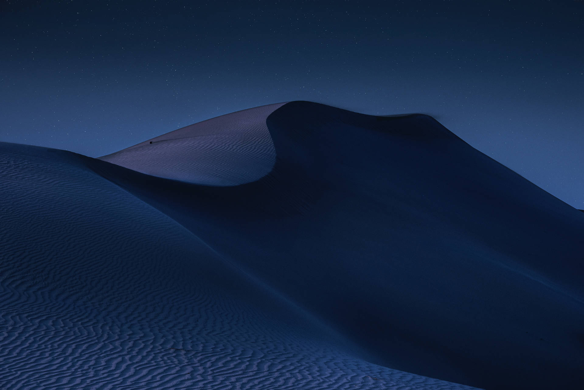 Montanhacênica Do Deserto Escura Em 4k. Papel de Parede