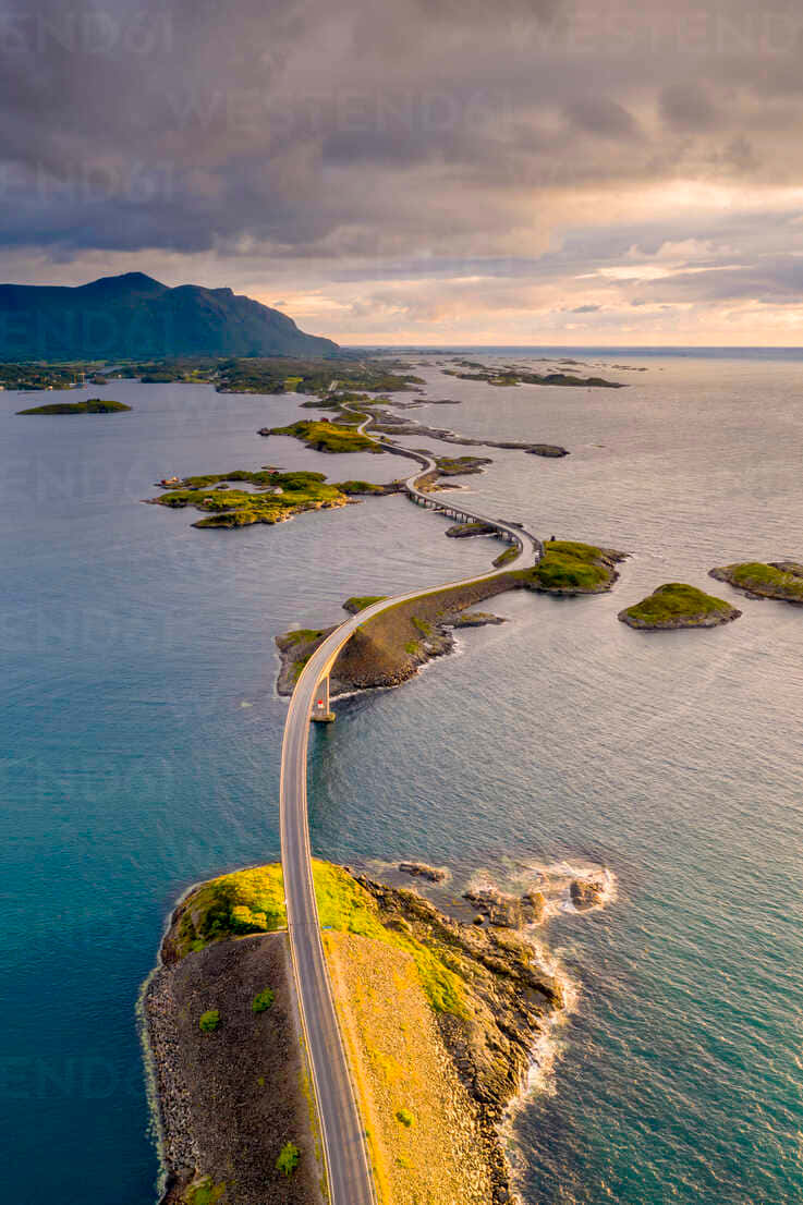 Rutapanorámica De Noruega Con El Puente Storseisundet Fondo de pantalla