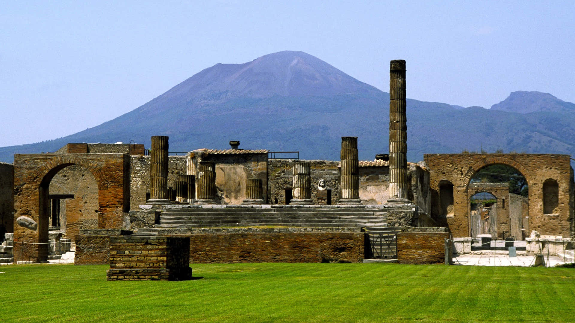 Scenic Pompeii Ruins And Mount Vesuvius Wallpaper