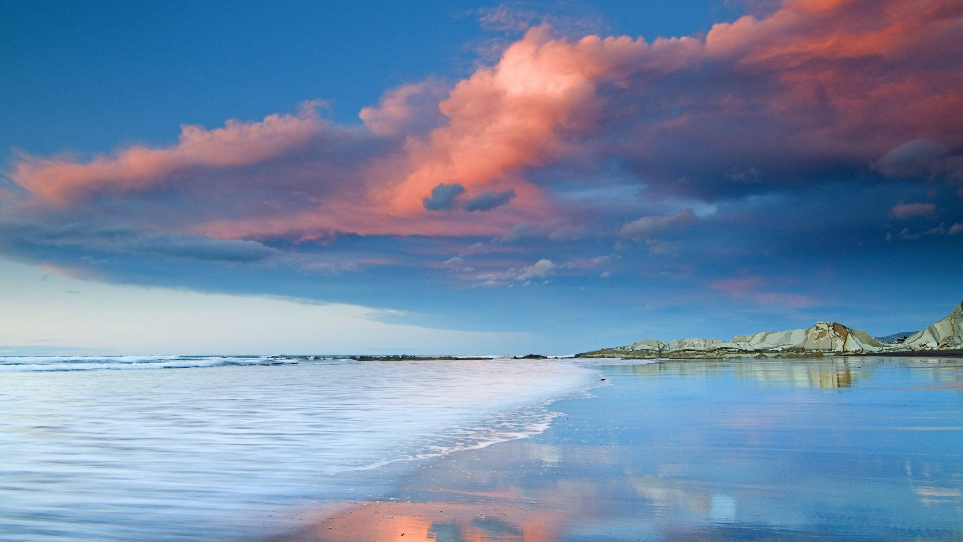 Szenischemeeresküste Mit Rosa Wolken - Einzigartig (computer- Oder Mobilhintergrundbild) Wallpaper