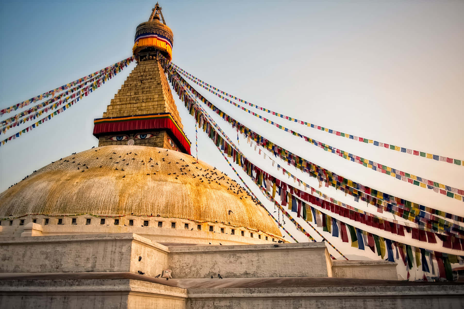 Mångamänniskor Väljer Boudhanath Stupa Som Bakgrundsbild På Sin Dator Eller Mobiltelefon. Det Är En Vacker Och Imponerande Scenisk Vy Av Stupan. Wallpaper
