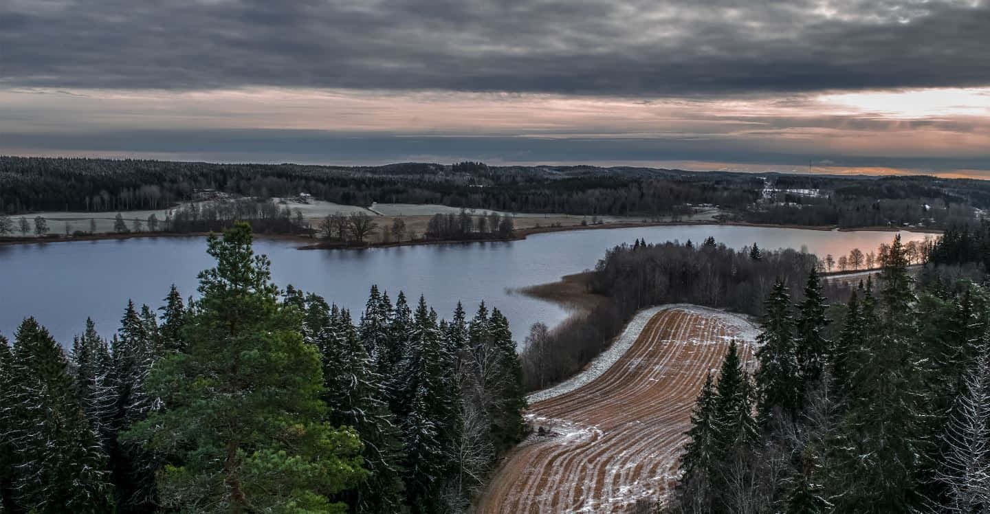 Kaupunkinäkymä Jönköpingin Horisontista Auringonlaskun Aikaan Taustakuva