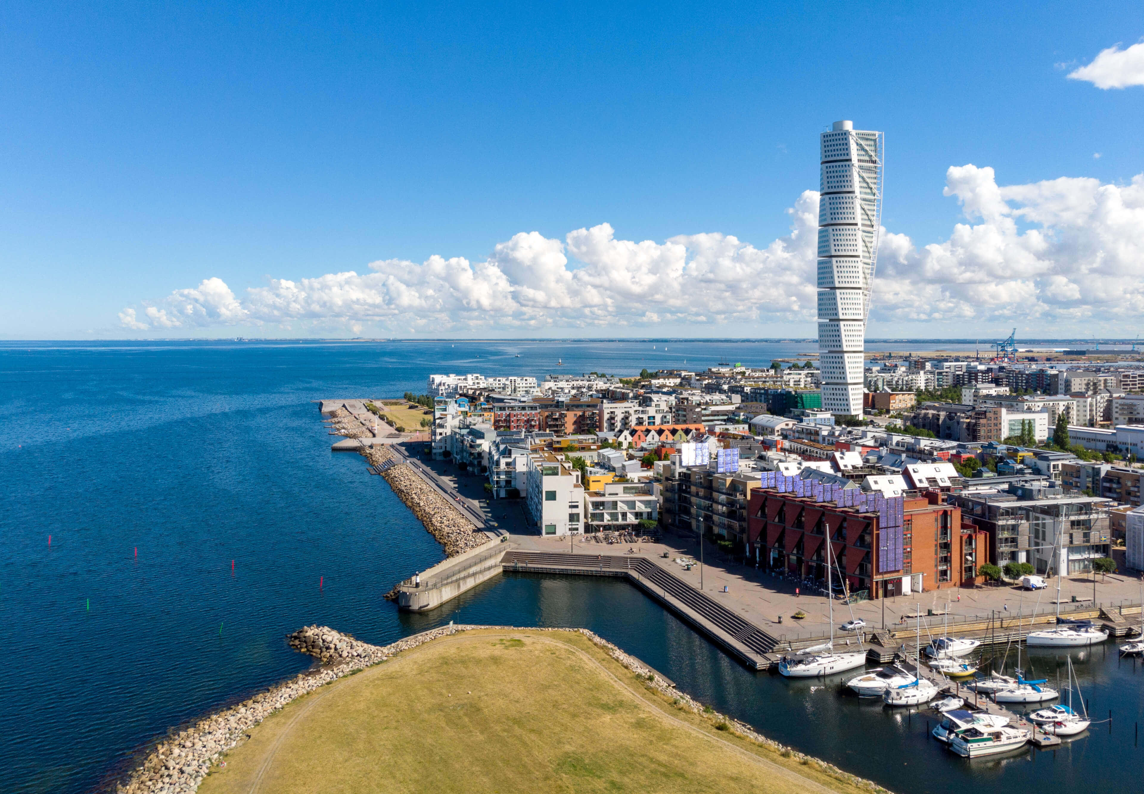 Scenisk Utsikt Over Malmö Skyline Under Solnedgang Bakgrunnsbildet