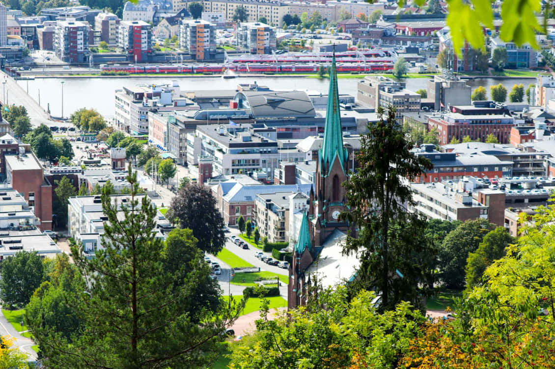 Scenisk Utsikt Over Drammen Elv Om Høsten I Drammen, Norge Bakgrunnsbildet