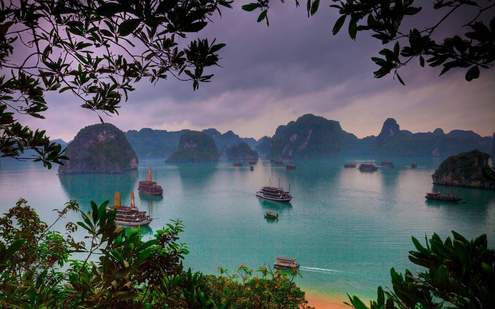 Scenic View Vietnam Bay Wallpaper