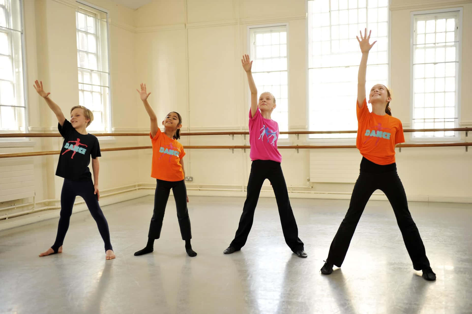 Vamosa Bailar Y Movernos En El Baile Escolar Del 2021. Fondo de pantalla